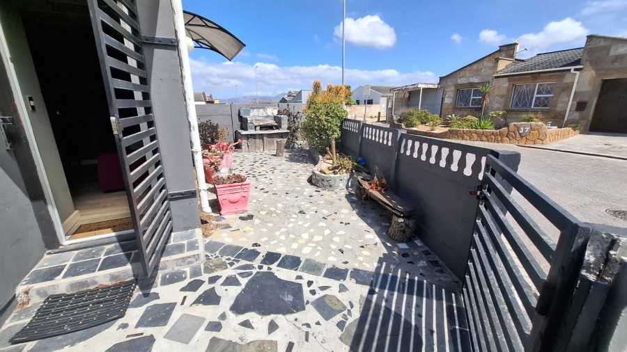 3 Bedroom Property for Sale in Strandfontein Village Western Cape